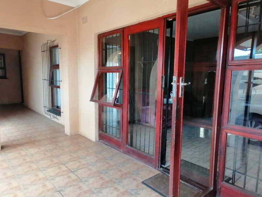 6 Bedroom Property for Sale in Eikendal Western Cape